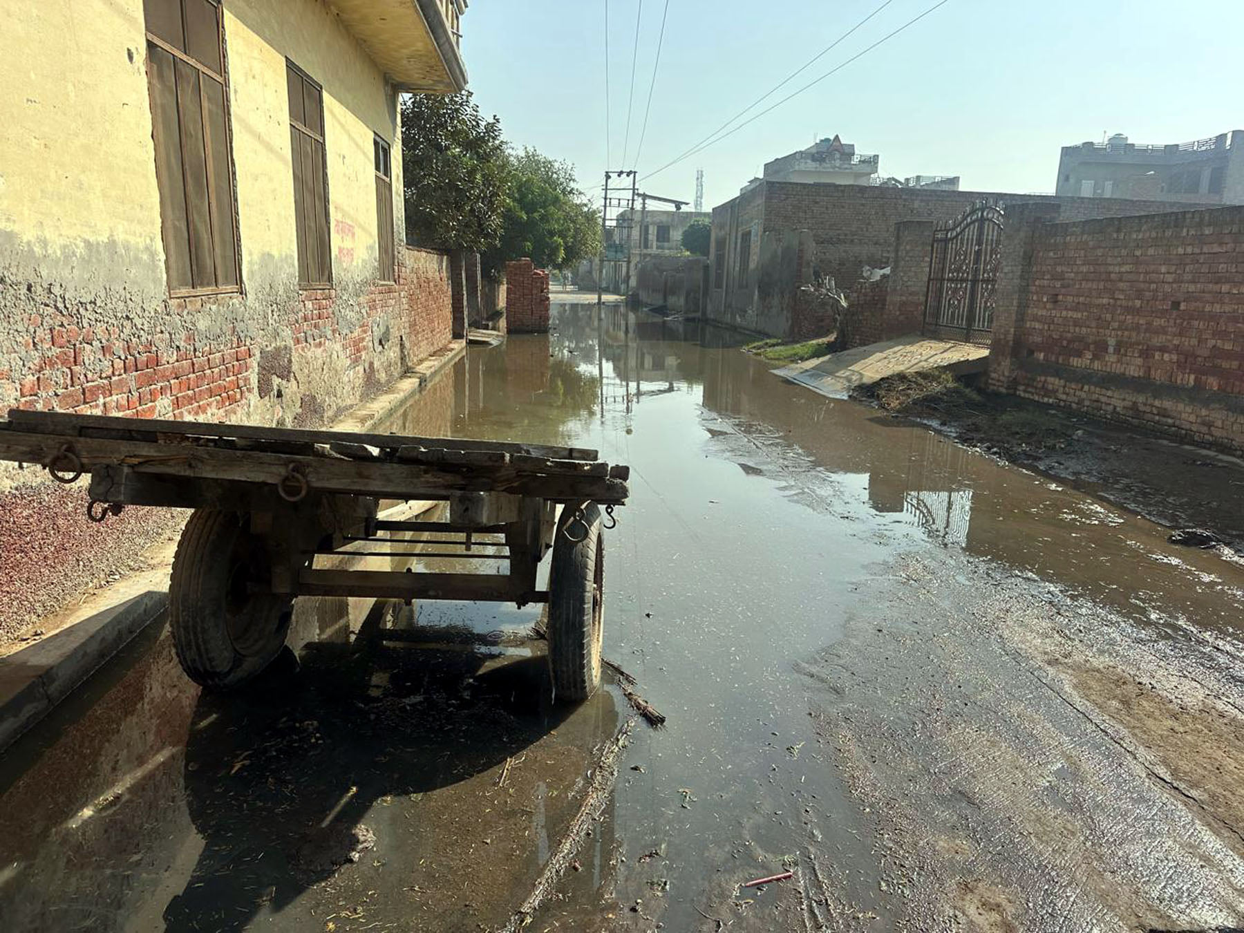 कलायत के आदर्श गांव बालू में बदहाल गलियां। संवाद कलायत के आदर्श गांव बालू में बदहाल गलियां। संवाद