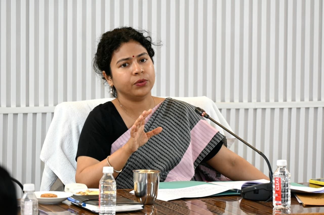 कार्यालय सभागार में मंडलीय उद्योग बंधु की बैठक में जानकारी लेतीं आयुक्त दुर्गाशक्ति व माैजूद व
