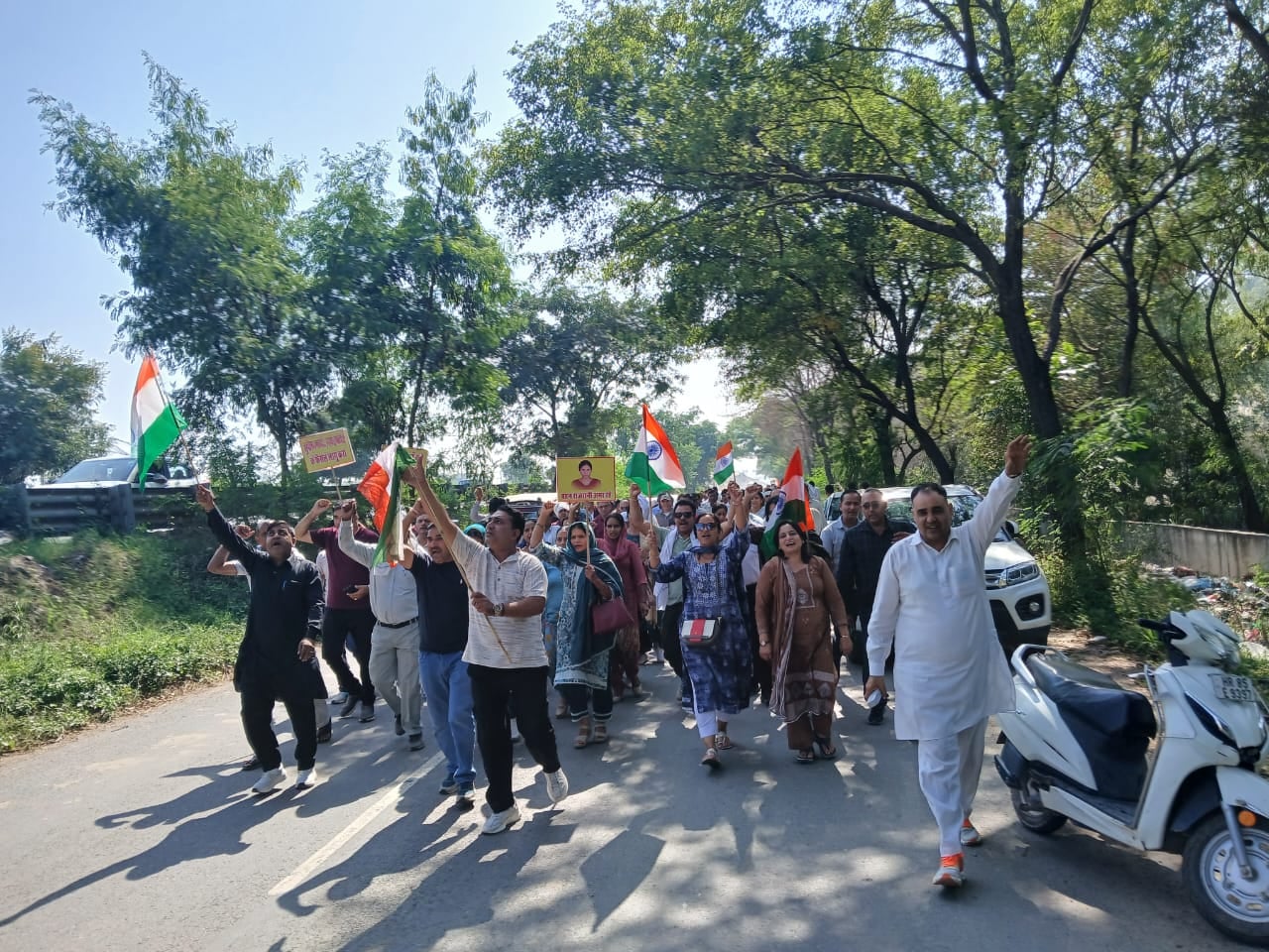 कैंट में शास्त्री कॉलोनी के बाहर सर्विस लेन पर बैठे अतिथि शिक्षक। संवाद कैंट में शास्त्री कॉलोनी के बाहर सर्विस लेन पर बैठे अतिथि शिक्षक। संवाद