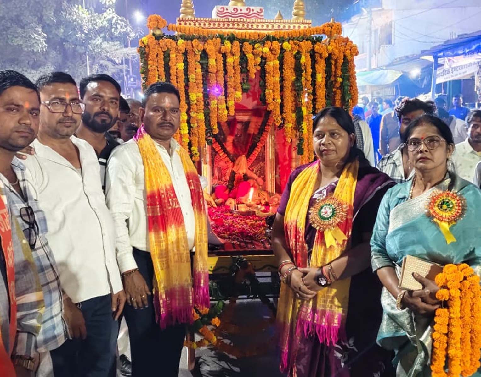 खुटार में वाल्मीकि शोभायात्रा में लव-कुश के प्रतिरुप। संवाद खुटार में वाल्मीकि शोभायात्रा में लव-कुश के प्रतिरुप। संवाद