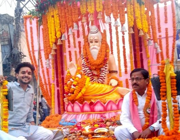 खुटार में वाल्मीकि शोभायात्रा में लव-कुश के प्रतिरुप। संवाद खुटार में वाल्मीकि शोभायात्रा में लव-कुश के प्रतिरुप। संवाद