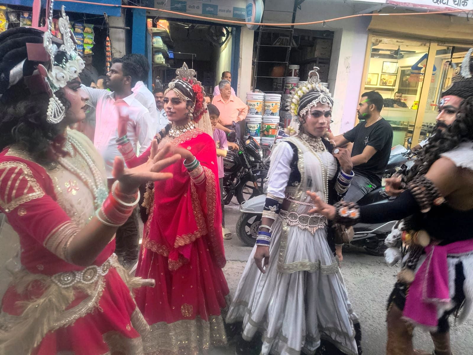 खुटार में वाल्मीकि शोभायात्रा में लव-कुश के प्रतिरुप। संवाद खुटार में वाल्मीकि शोभायात्रा में लव-कुश के प्रतिरुप। संवाद