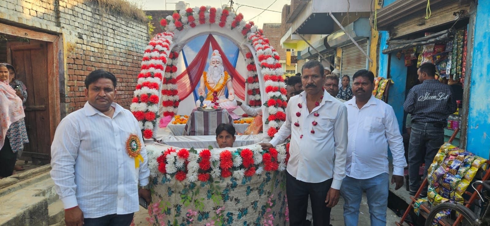 खुटार में वाल्मीकि शोभायात्रा में लव-कुश के प्रतिरुप। संवाद खुटार में वाल्मीकि शोभायात्रा में लव-कुश के प्रतिरुप। संवाद