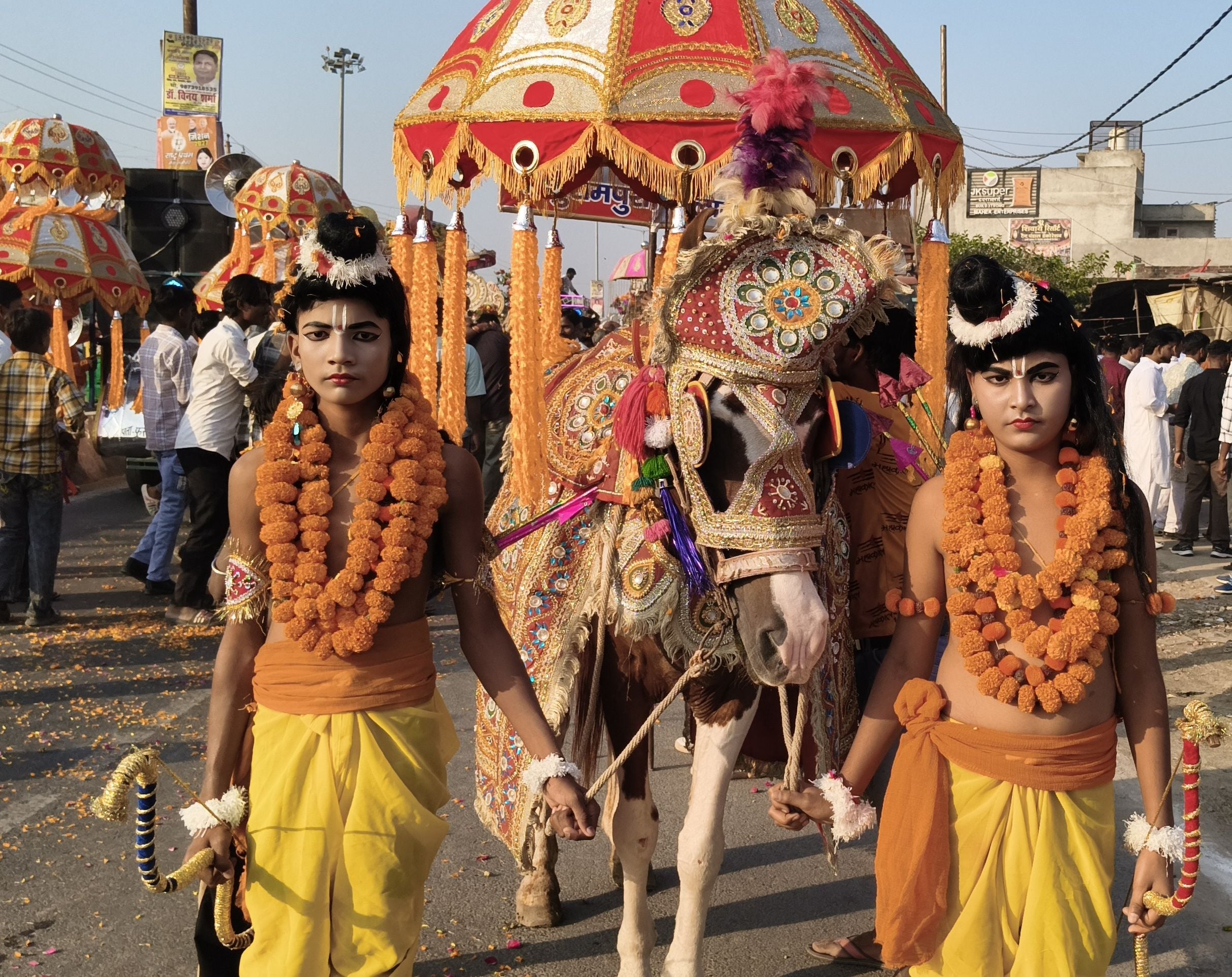 खुटार में वाल्मीकि शोभायात्रा में लव-कुश के प्रतिरुप। संवाद खुटार में वाल्मीकि शोभायात्रा में लव-कुश के प्रतिरुप। संवाद