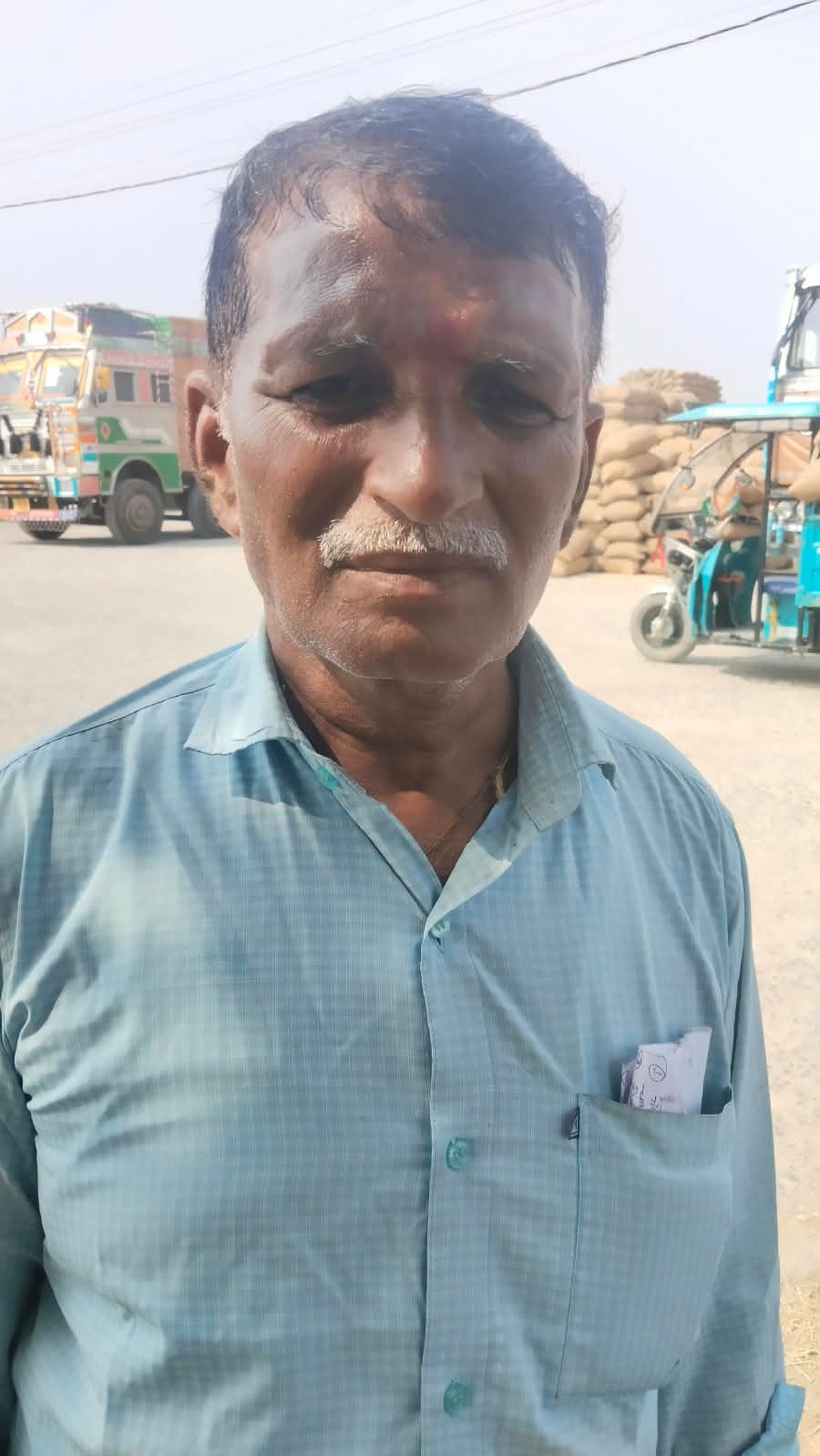 मंडी के मुख्य गेट के पास जर्जर सड़क से जाता गाड़ी में लदा धान। संवाद मंडी के मुख्य गेट के पास जर्जर सड़क से जाता गाड़ी में लदा धान। संवाद
