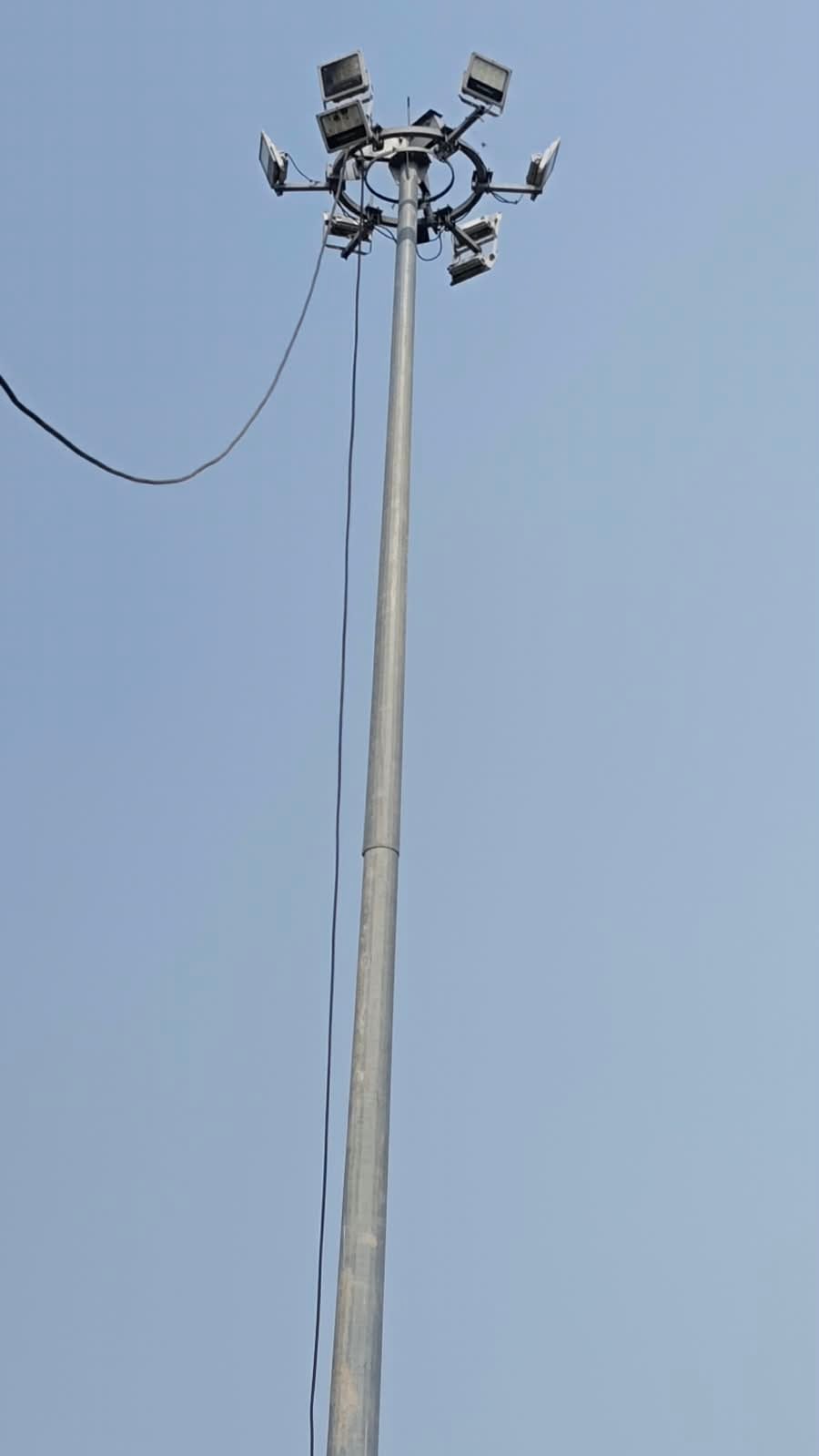 मंडी के मुख्य गेट के पास जर्जर सड़क से जाता गाड़ी में लदा धान। संवाद मंडी के मुख्य गेट के पास जर्जर सड़क से जाता गाड़ी में लदा धान। संवाद