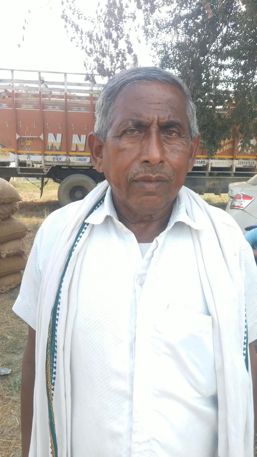 मंडी के मुख्य गेट के पास जर्जर सड़क से जाता गाड़ी में लदा धान। संवाद मंडी के मुख्य गेट के पास जर्जर सड़क से जाता गाड़ी में लदा धान। संवाद