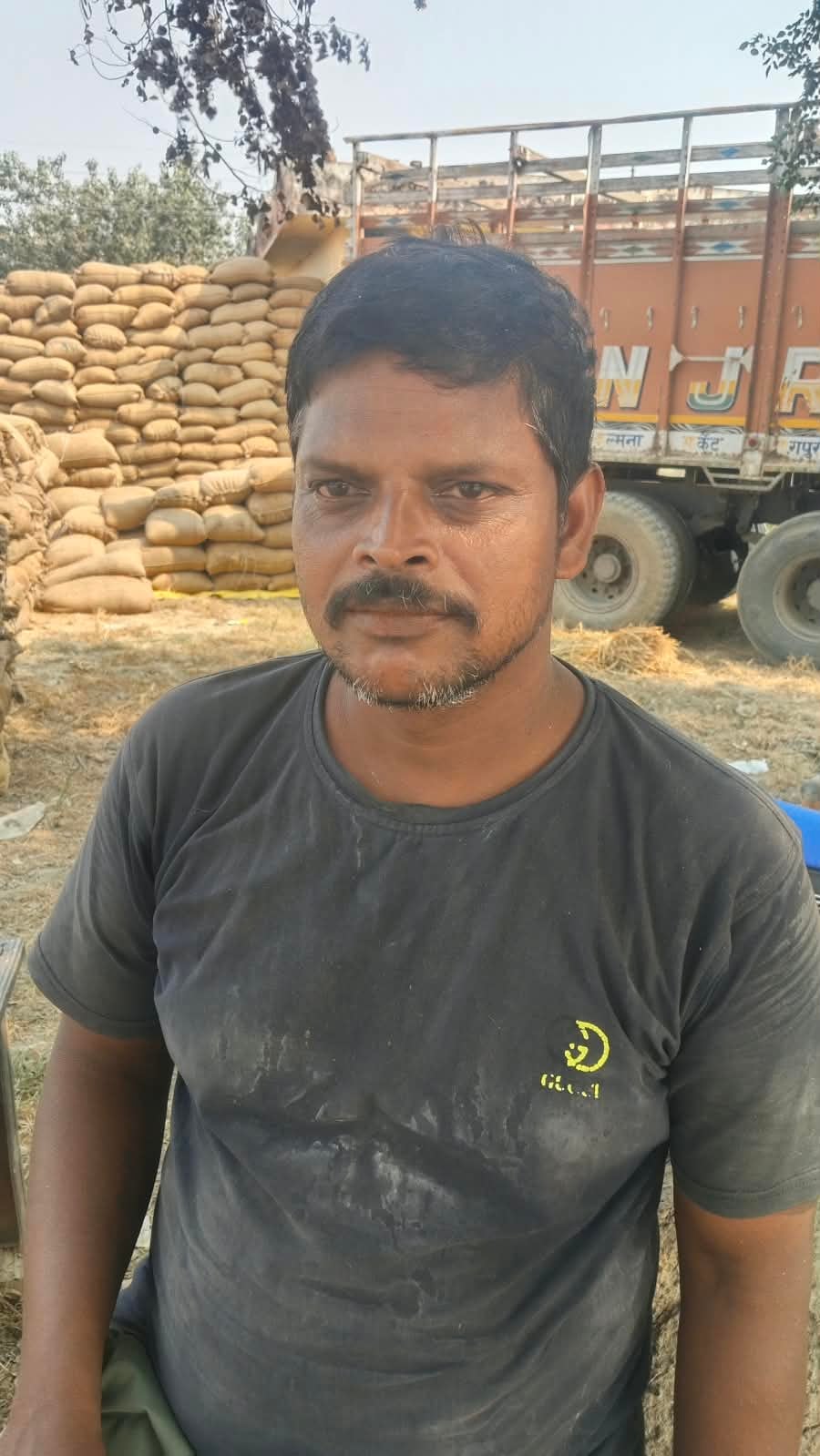 मंडी के मुख्य गेट के पास जर्जर सड़क से जाता गाड़ी में लदा धान। संवाद मंडी के मुख्य गेट के पास जर्जर सड़क से जाता गाड़ी में लदा धान। संवाद