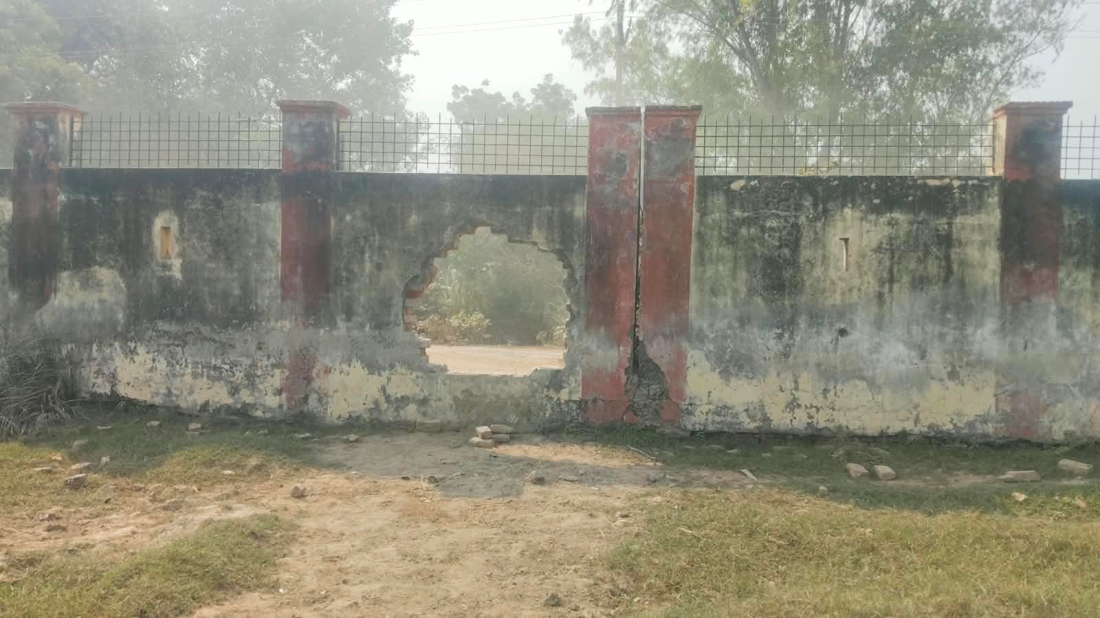 मंडी के मुख्य गेट के पास जर्जर सड़क से जाता गाड़ी में लदा धान। संवाद मंडी के मुख्य गेट के पास जर्जर सड़क से जाता गाड़ी में लदा धान। संवाद