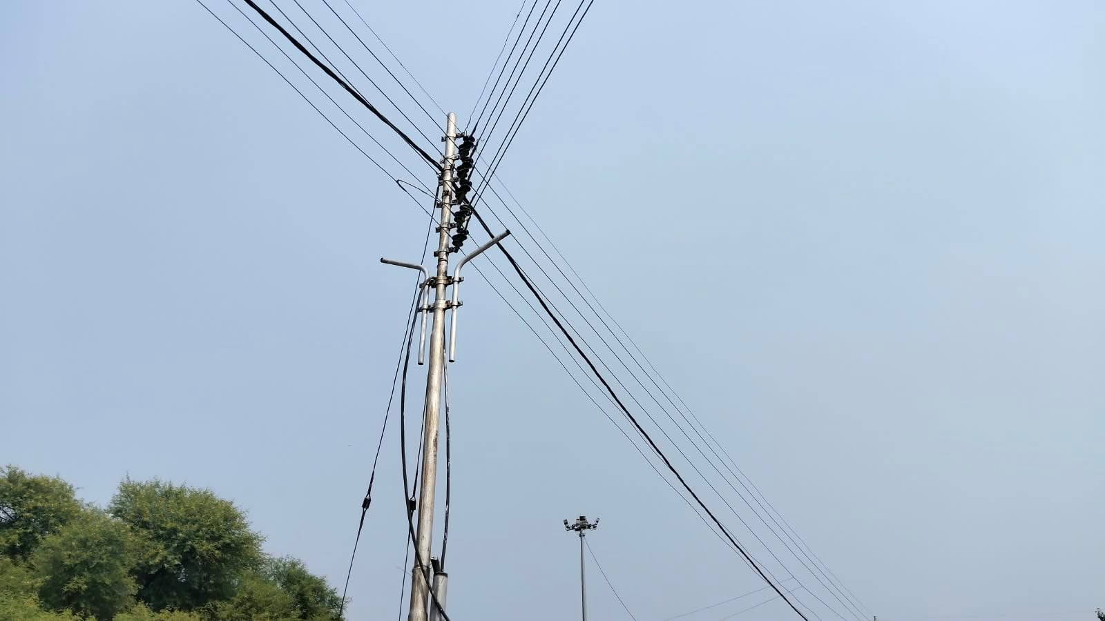 मंडी के मुख्य गेट के पास जर्जर सड़क से जाता गाड़ी में लदा धान। संवाद मंडी के मुख्य गेट के पास जर्जर सड़क से जाता गाड़ी में लदा धान। संवाद