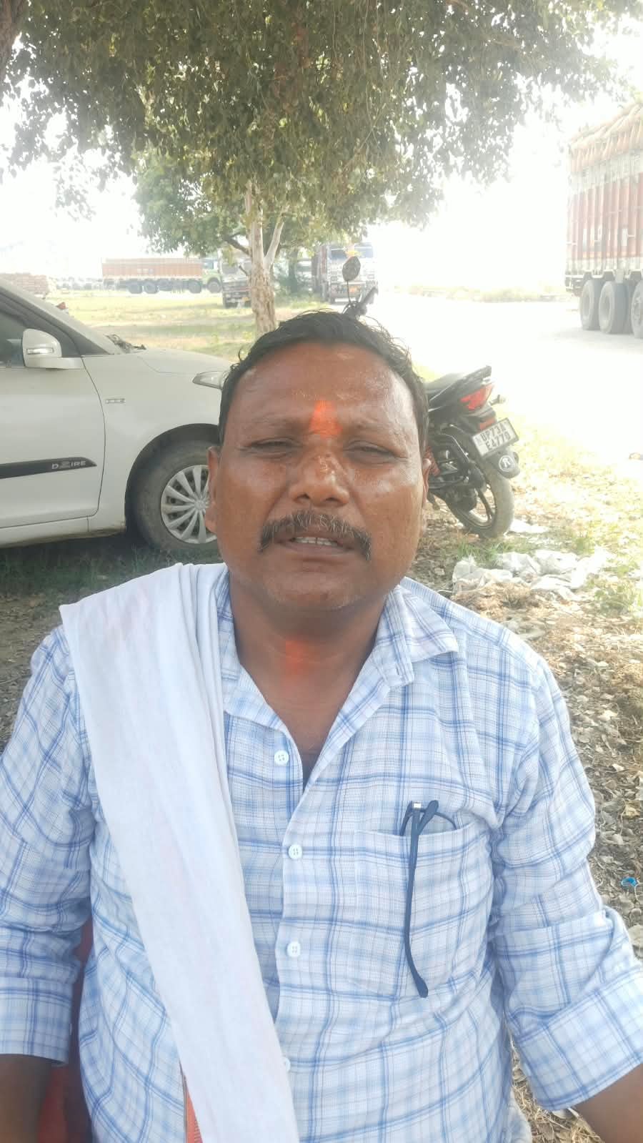 मंडी के मुख्य गेट के पास जर्जर सड़क से जाता गाड़ी में लदा धान। संवाद मंडी के मुख्य गेट के पास जर्जर सड़क से जाता गाड़ी में लदा धान। संवाद