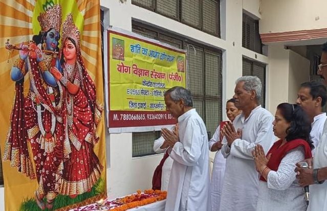 मिर्जापुर में गंगा तट पर स्नान करने के लिए उमड़े श्रद्धालु। संवाद मिर्जापुर में गंगा तट पर स्नान करने के लिए उमड़े श्रद्धालु। संवाद