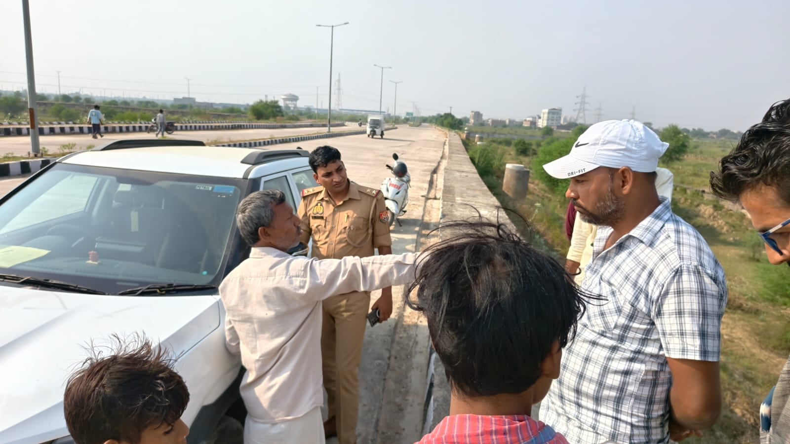 नैनी। औद्योगिक क्षेत्र थाना के लवायन में युवक के हत्या की सूचना पर शव की तलाश करती पुलिस व फारे