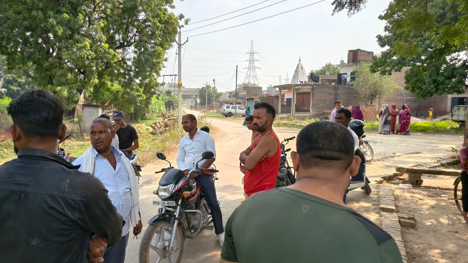 नैनी। औद्योगिक क्षेत्र थाना के लवायन में युवक के हत्या की सूचना पर शव की तलाश करती पुलिस व फारे