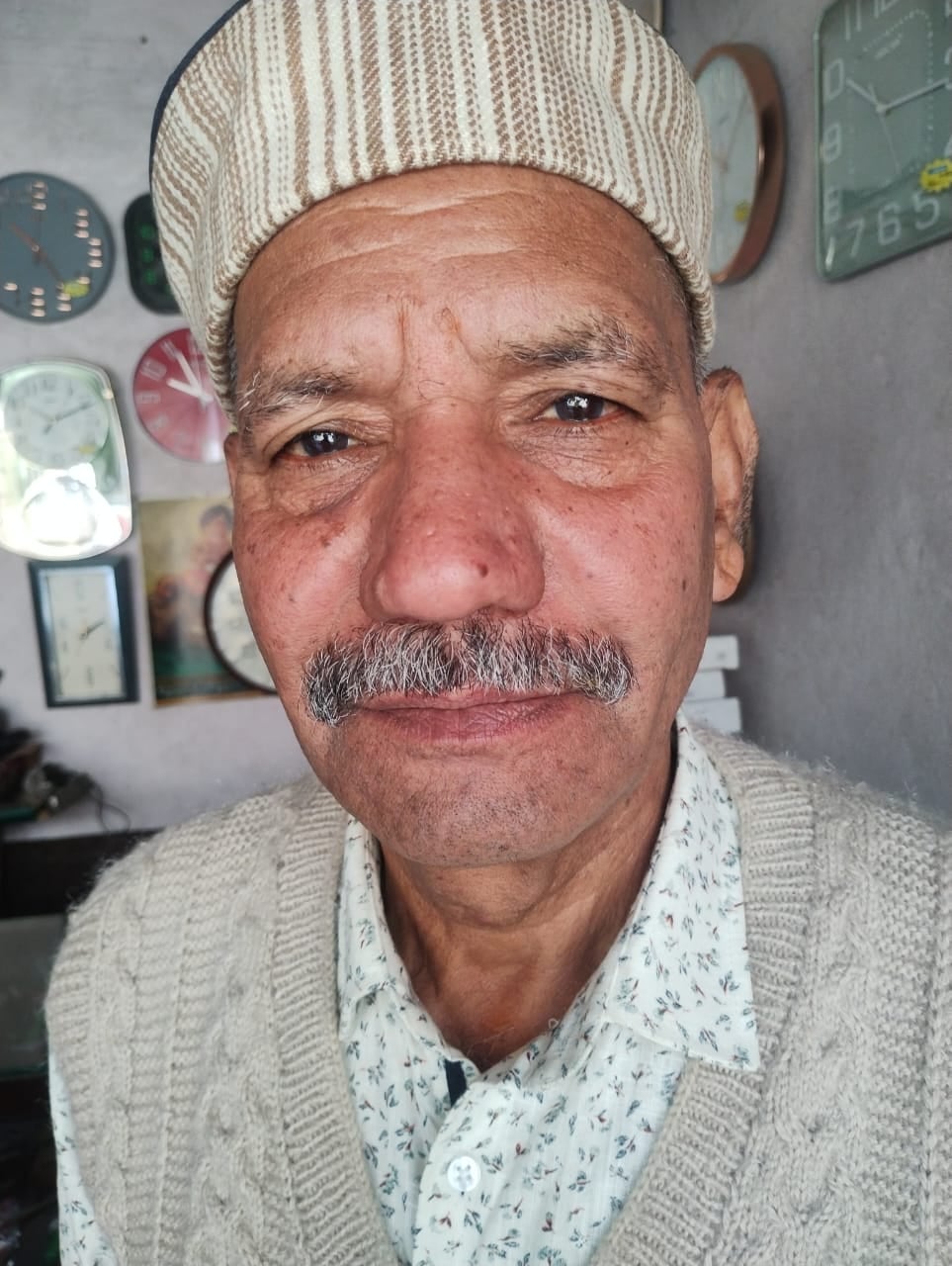 परनेश निवासी, टिक्कर