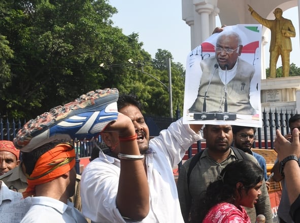 प्रदर्शन करते भाजपाई। प्रदर्शन करते भाजपाई।