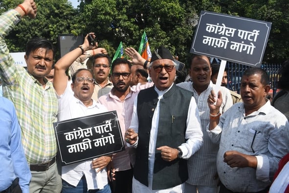 प्रदर्शन करते भाजपाई। प्रदर्शन करते भाजपाई।