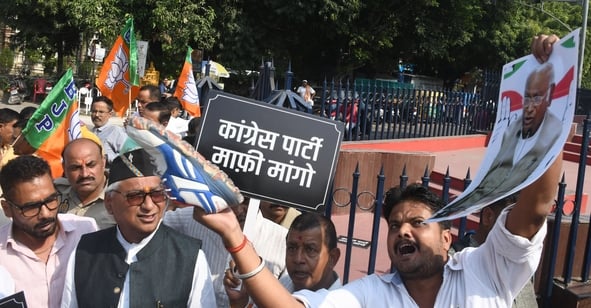 प्रदर्शन करते भाजपाई। प्रदर्शन करते भाजपाई।