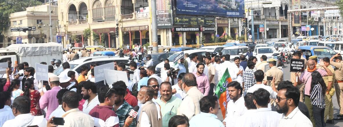 प्रदर्शन करते भाजपाई। प्रदर्शन करते भाजपाई।