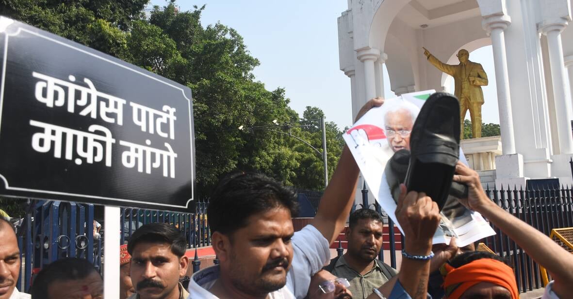 प्रदर्शन करते भाजपाई। प्रदर्शन करते भाजपाई।