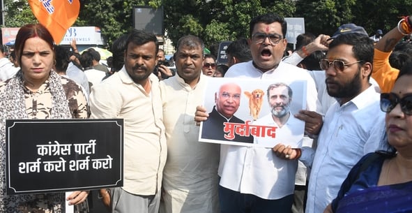 प्रदर्शन करते भाजपाई। प्रदर्शन करते भाजपाई।