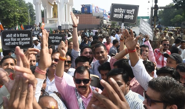 प्रदर्शन करते भाजपाई। प्रदर्शन करते भाजपाई।