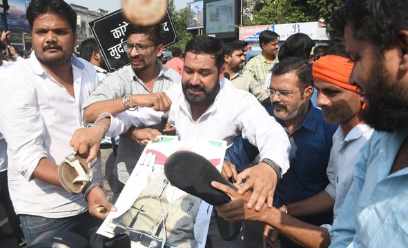 प्रदर्शन करते भाजपाई। प्रदर्शन करते भाजपाई।