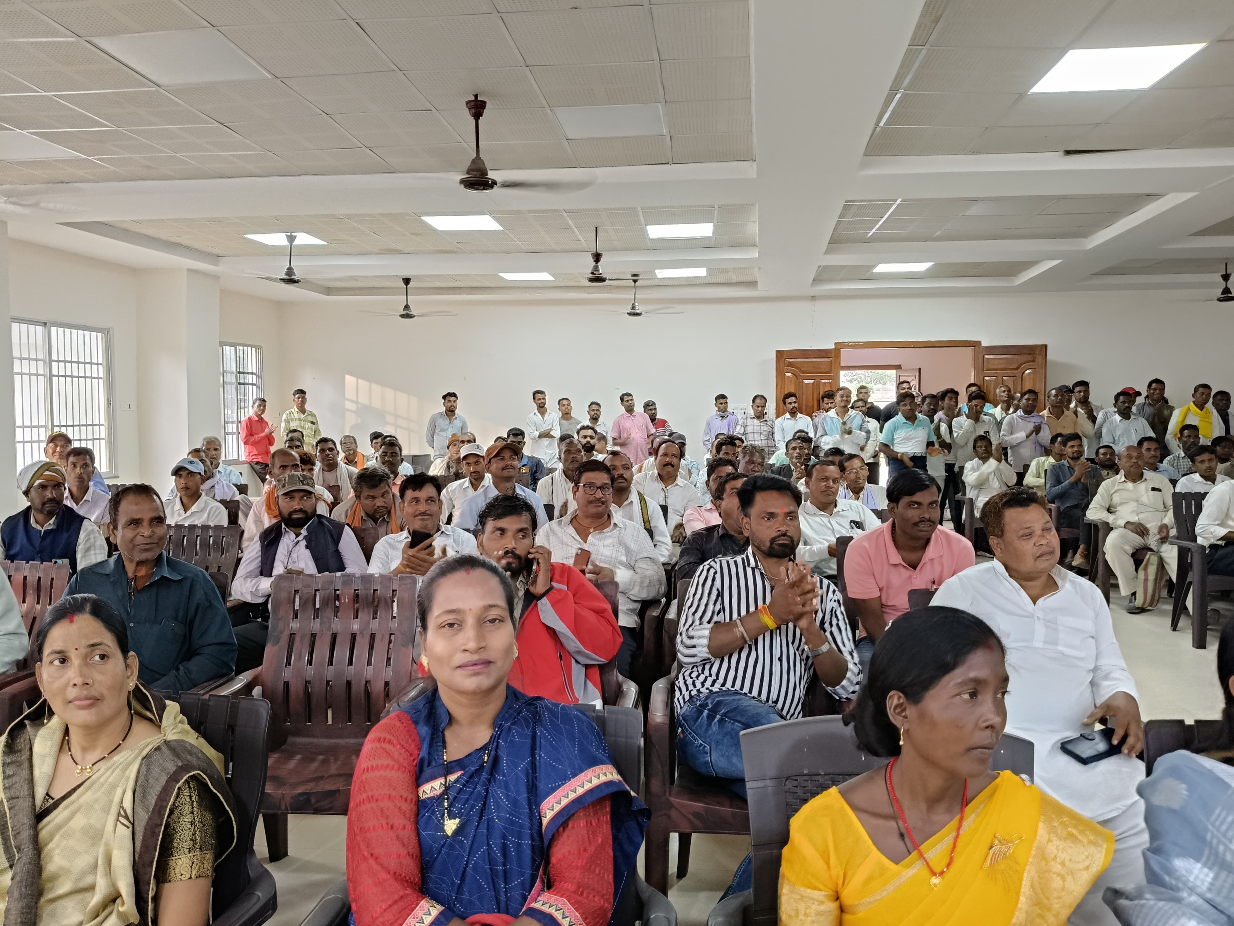 पत्रकार वार्ता के दौरान उपस्थित कांग्रेसी पत्रकार वार्ता के दौरान उपस्थित कांग्रेसी