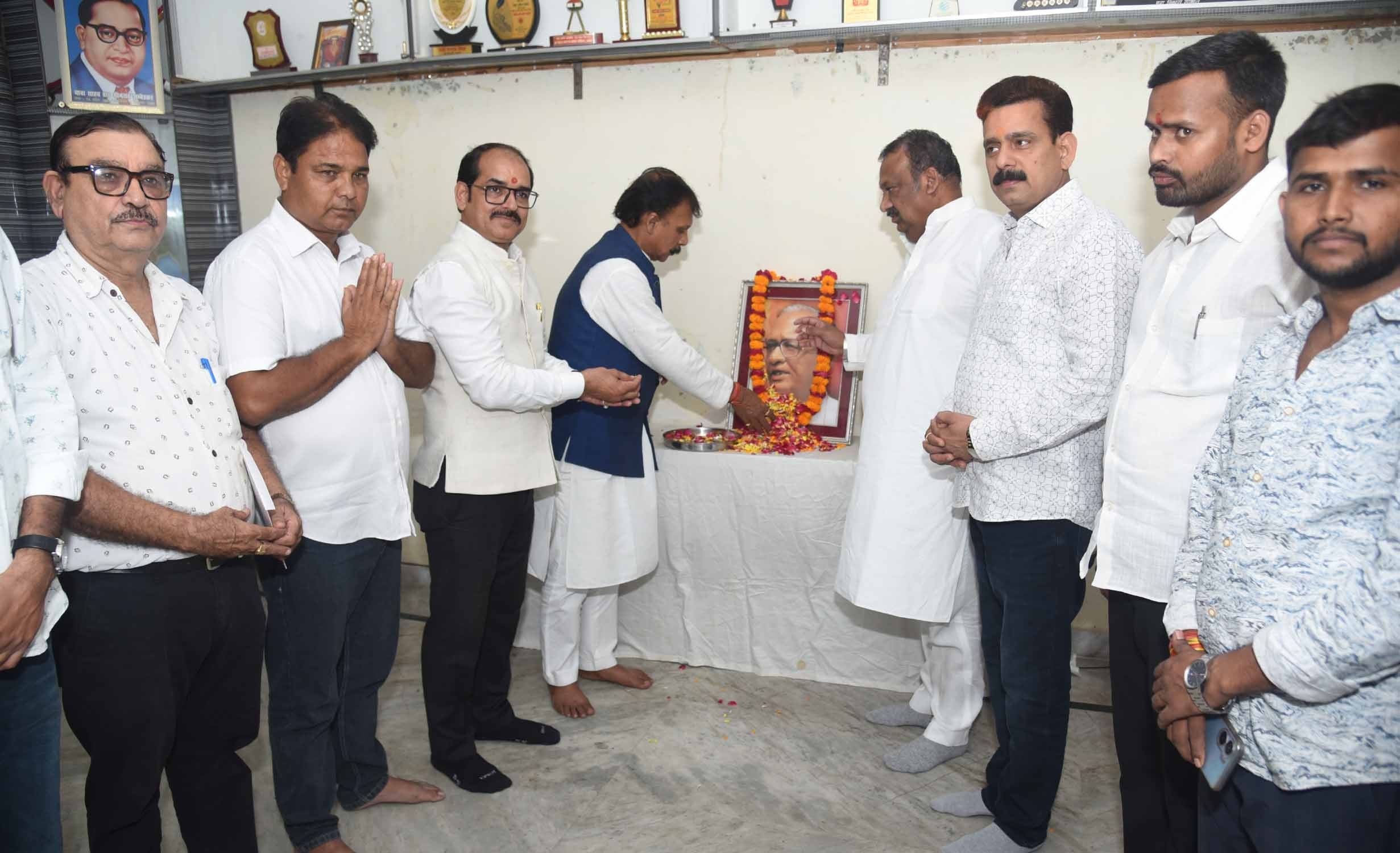 राम प्रकाश गुप्त की जयंती पर श्रद्धांजलि अर्पित करते अखिल भारतीय उद्योग व्यापार मंडल के राष्ट्र