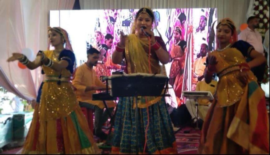 रॉयल पैराडाइज मैरिज हॉल में मुख्यमंत्री सामूहिक विवाह योजना में विवाह के बाद जोड़ों को आशीर्वाद