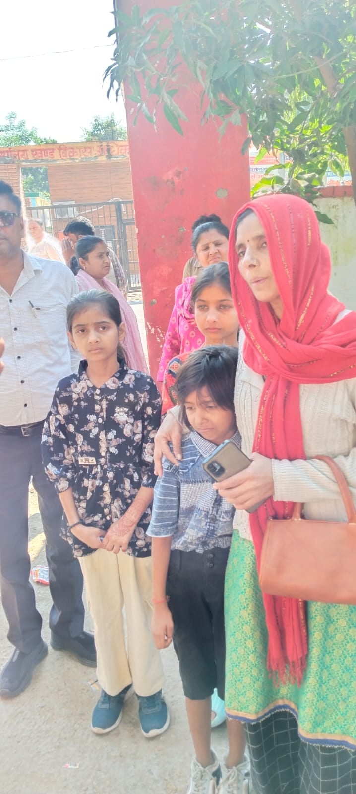 स्योहारा। ग्राम अमीरपुर में संदिग्ध हालत में हुई युवक की मौत के बाद घर के बाहर जमा भीड़ स्योहारा। ग्राम अमीरपुर में संदिग्ध हालत में हुई युवक की मौत के बाद घर के बाहर जमा भीड़