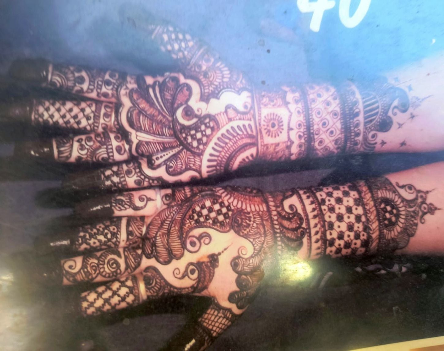 शाहजहांपुर चूड़ी वाली गली में लगवाई जा रही जयपुरी डिजाइन की मेहंदी। संवाद