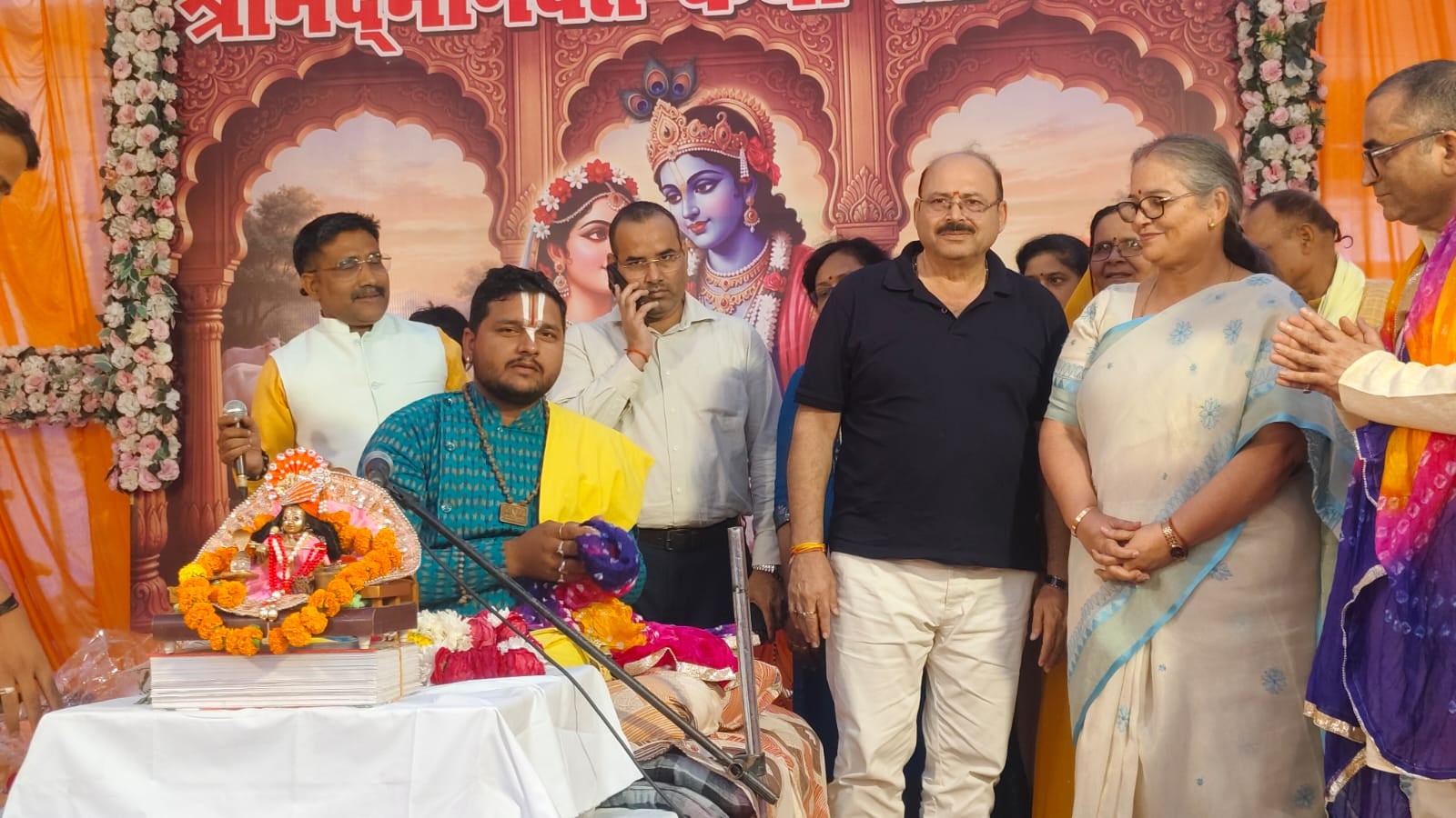 श्रीमद्भागवत कथा के शुभारंभ पर प्रवाचक से आशीर्वाद लेतीं महापाैर सुषमा खर्कवाल व अन्य।
