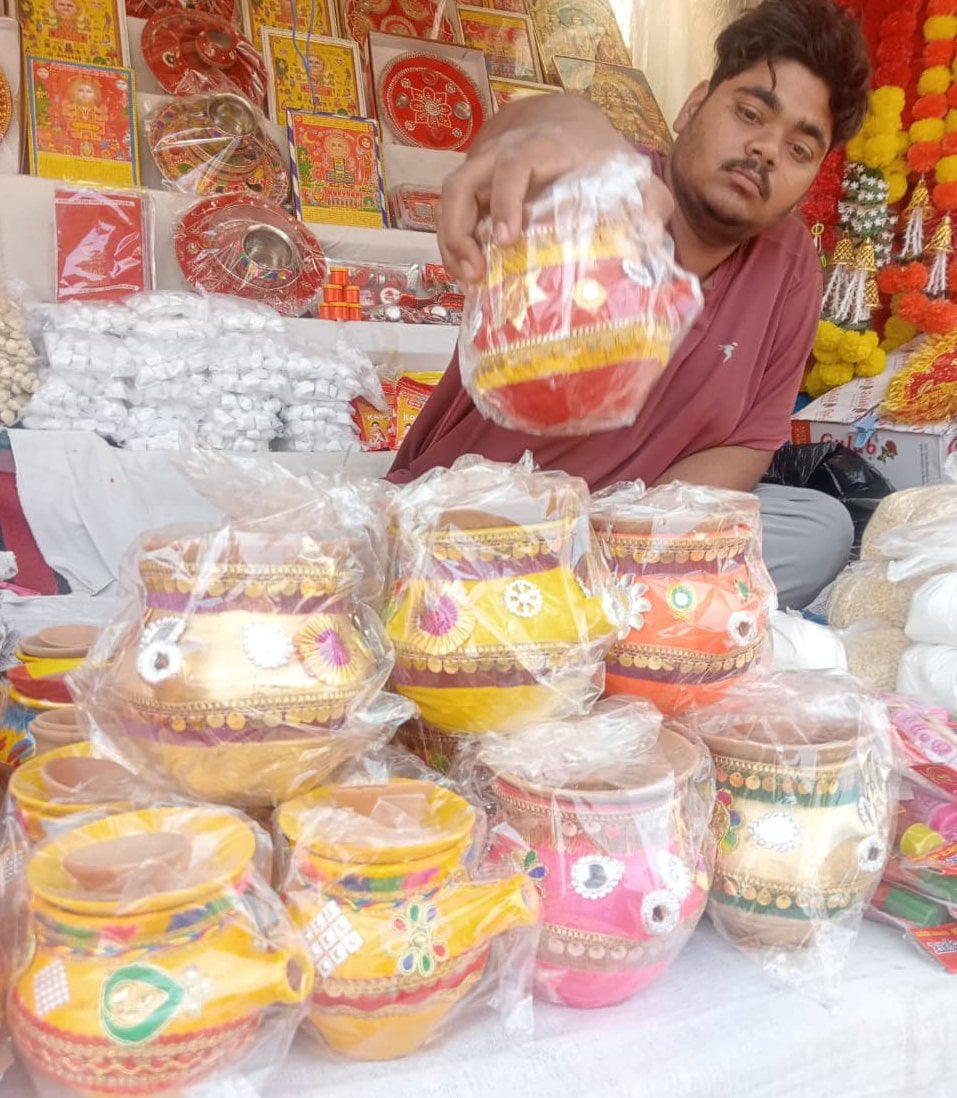 दुकान पर रखा करवा व डिजाइनर थाली। संवाद दुकान पर रखा करवा व डिजाइनर थाली। संवाद