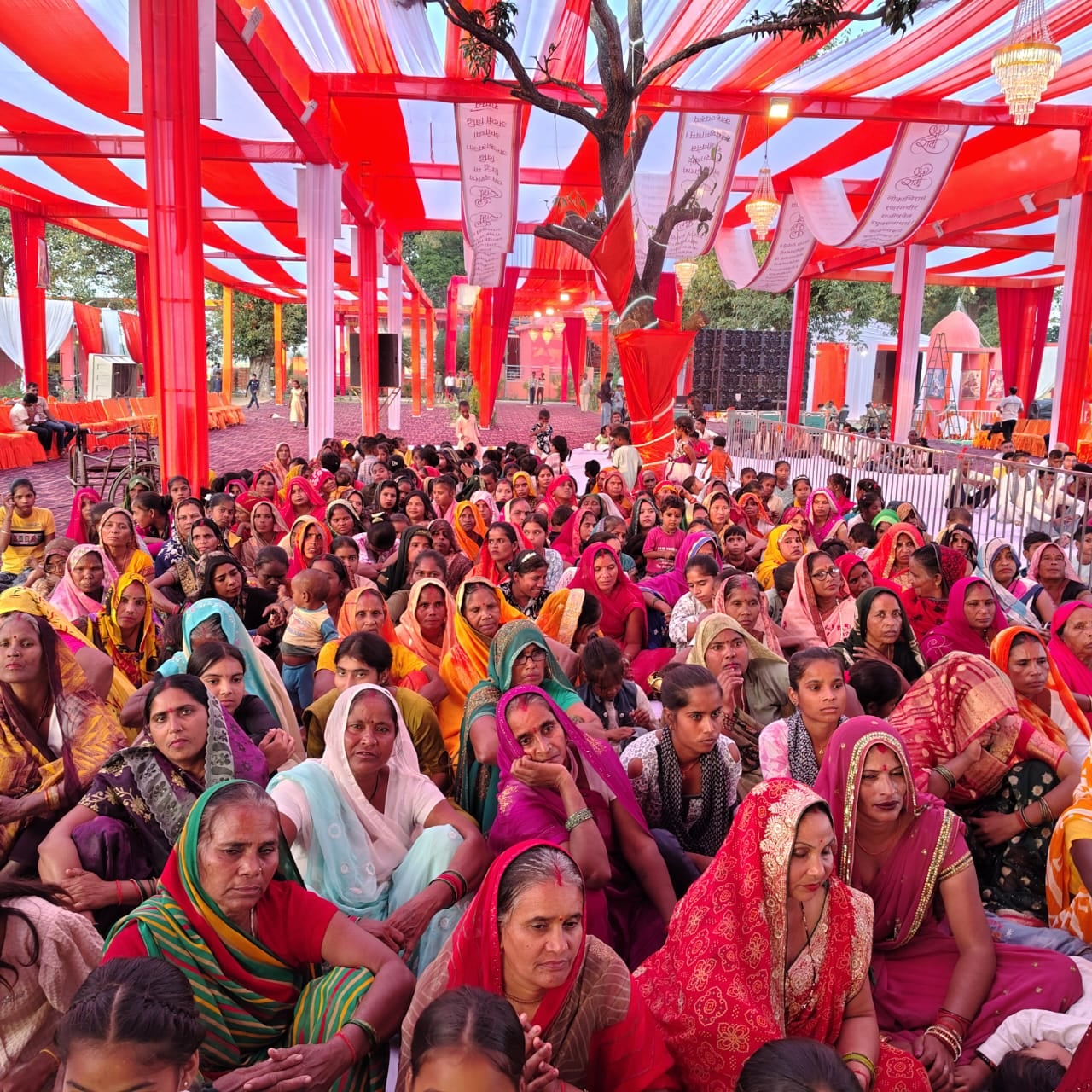 दियोरिया। कथा शुरूआत के दौरान कथा व्यास का तिलक करते मुख्य यजमान। संवाद दियोरिया। कथा शुरूआत के दौरान कथा व्यास का तिलक करते मुख्य यजमान। संवाद
