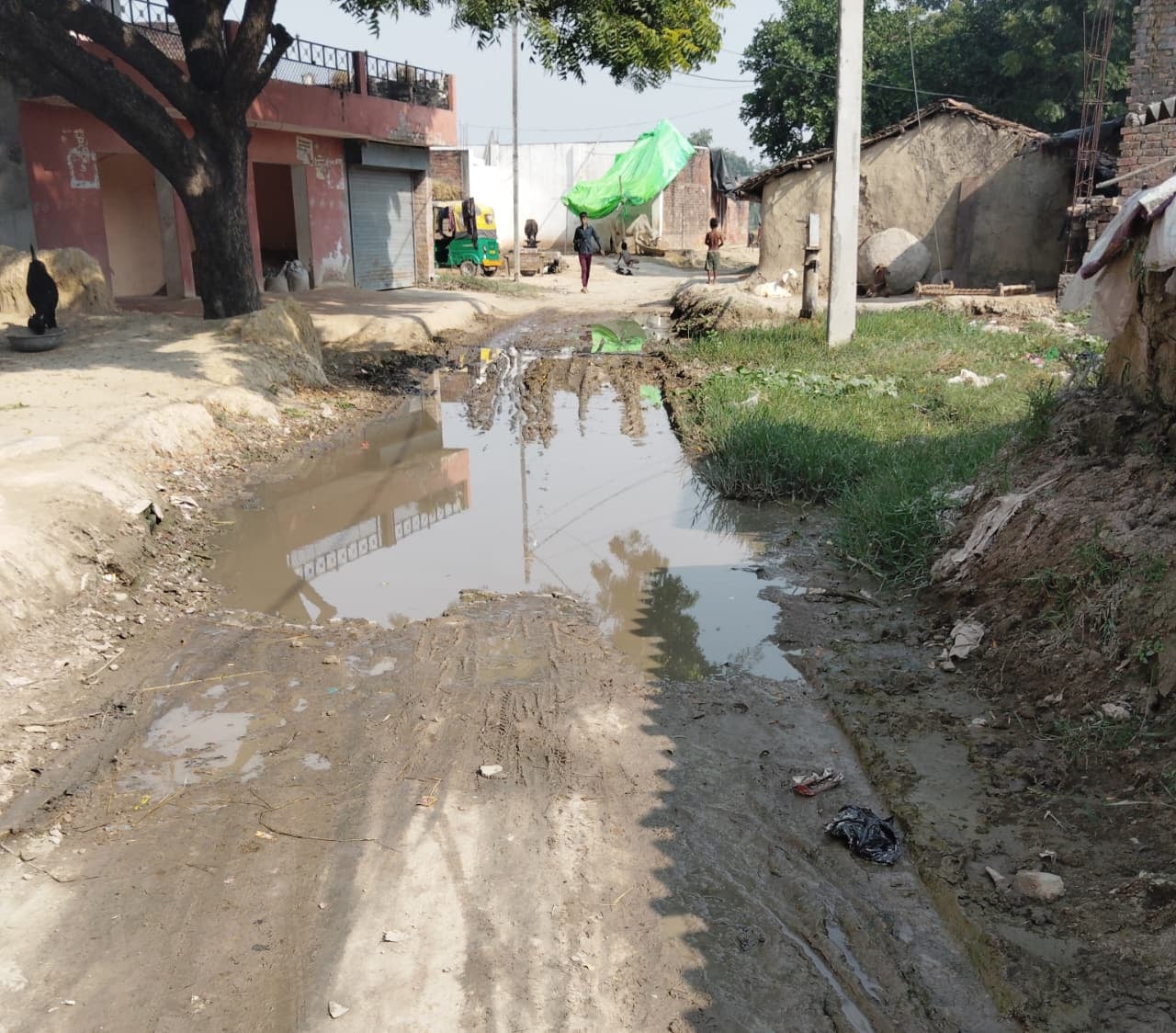 धर्मराज के घर से कमलेश के घर तक कच्चा रास्ता। संवाद धर्मराज के घर से कमलेश के घर तक कच्चा रास्ता। संवाद