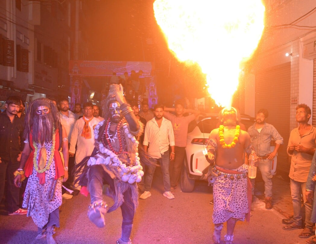 वाल्मीकि जयंती पर निकली शोभायात्रा में शामिल डोले। संवाद वाल्मीकि जयंती पर निकली शोभायात्रा में शामिल डोले। संवाद