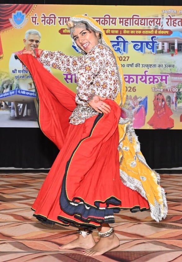 25. नेकीराम कॉलेज में शताब्दी समारोह में नृत्य करती छात्राएं। स्रोत: काॅलेज 25. नेकीराम कॉलेज में शताब्दी समारोह में नृत्य करती छात्राएं। स्रोत: काॅलेज