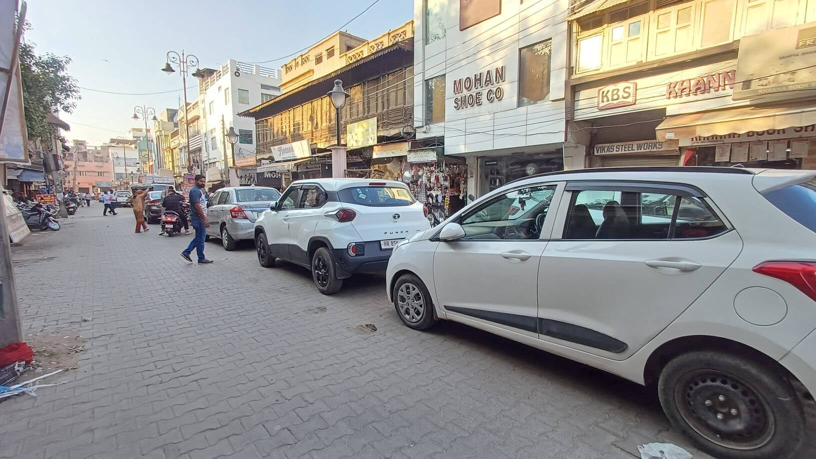 अंबाला छावनी में सड़क पर खड़ी कार के कारण निकल्सन रोड पर लगा जाम। संवाद अंबाला छावनी में सड़क पर खड़ी कार के कारण निकल्सन रोड पर लगा जाम। संवाद