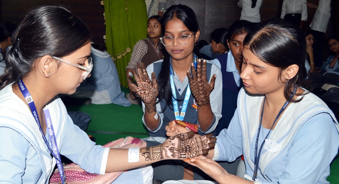 बाल भवन में बाल दिवस के उपलक्ष्य में आयोजित कार्यक्रम के दौरान समूह गान पेश करते प्रतिभागी। संव बाल भवन में बाल दिवस के उपलक्ष्य में आयोजित कार्यक्रम के दौरान समूह गान पेश करते प्रतिभागी। संव