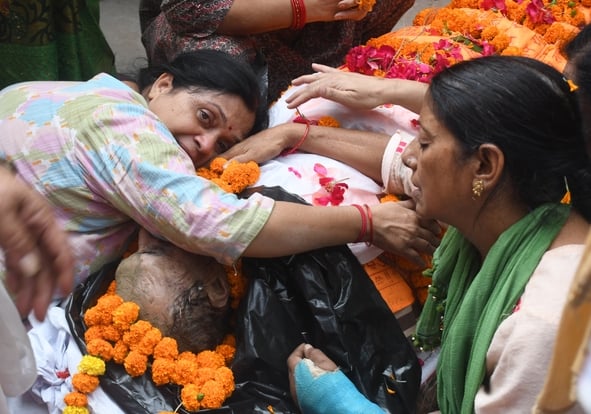 ब्राह्मणी टोला में सोमवार को तीन अर्थियां उठीं तो माहौल गमगीन हो उठा। ब्राह्मणी टोला में सोमवार को तीन अर्थियां उठीं तो माहौल गमगीन हो उठा।
