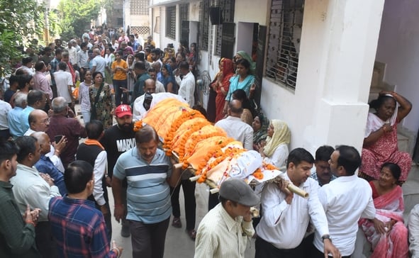 ब्राह्मणी टोला में सोमवार को तीन अर्थियां उठीं तो माहौल गमगीन हो उठा। ब्राह्मणी टोला में सोमवार को तीन अर्थियां उठीं तो माहौल गमगीन हो उठा।