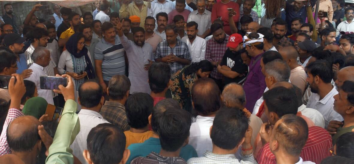ब्राह्मणी टोला में सोमवार को तीन अर्थियां उठीं तो माहौल गमगीन हो उठा। ब्राह्मणी टोला में सोमवार को तीन अर्थियां उठीं तो माहौल गमगीन हो उठा।