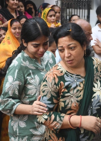 ब्राह्मणी टोला में सोमवार को तीन अर्थियां उठीं तो माहौल गमगीन हो उठा। ब्राह्मणी टोला में सोमवार को तीन अर्थियां उठीं तो माहौल गमगीन हो उठा।
