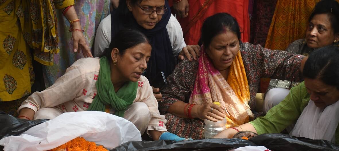 ब्राह्मणी टोला में सोमवार को तीन अर्थियां उठीं तो माहौल गमगीन हो उठा। ब्राह्मणी टोला में सोमवार को तीन अर्थियां उठीं तो माहौल गमगीन हो उठा।