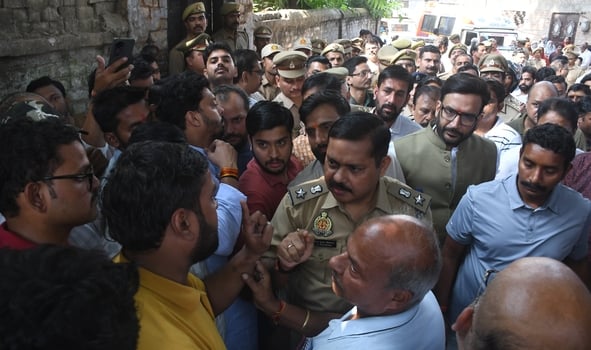 ब्राह्मणी टोला में सोमवार को तीन अर्थियां उठीं तो माहौल गमगीन हो उठा। ब्राह्मणी टोला में सोमवार को तीन अर्थियां उठीं तो माहौल गमगीन हो उठा।