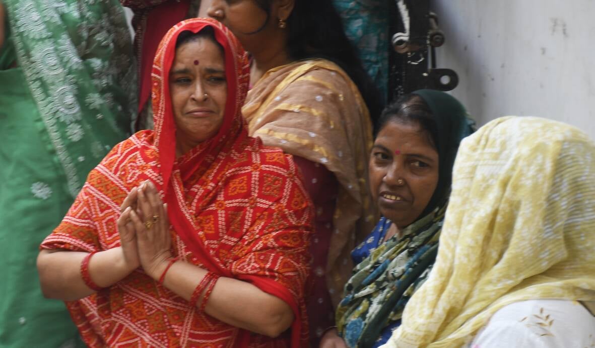 ब्राह्मणी टोला में सोमवार को तीन अर्थियां उठीं तो माहौल गमगीन हो उठा। ब्राह्मणी टोला में सोमवार को तीन अर्थियां उठीं तो माहौल गमगीन हो उठा।