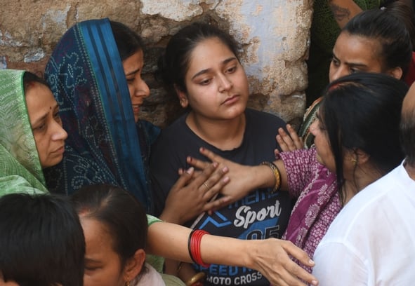 ब्राह्मणी टोला में सोमवार को तीन अर्थियां उठीं तो माहौल गमगीन हो उठा। ब्राह्मणी टोला में सोमवार को तीन अर्थियां उठीं तो माहौल गमगीन हो उठा।
