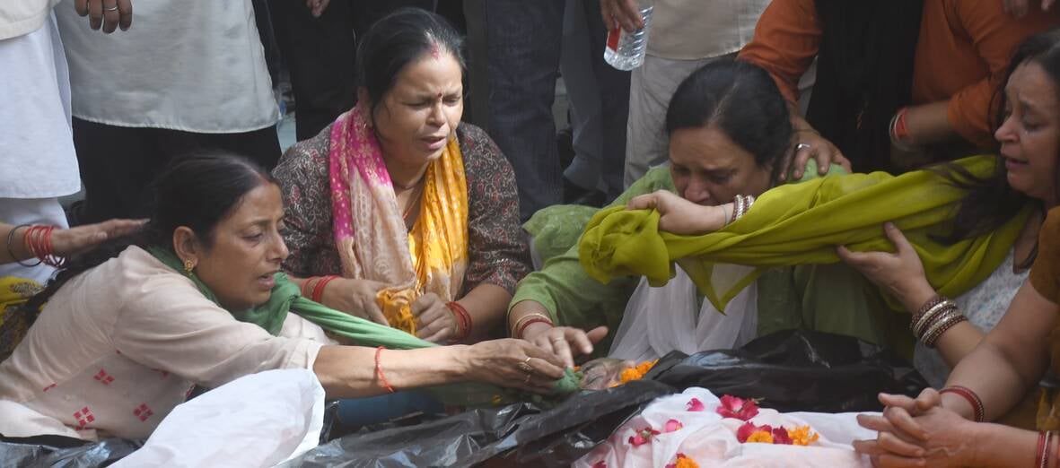 ब्राह्मणी टोला में सोमवार को तीन अर्थियां उठीं तो माहौल गमगीन हो उठा। ब्राह्मणी टोला में सोमवार को तीन अर्थियां उठीं तो माहौल गमगीन हो उठा।
