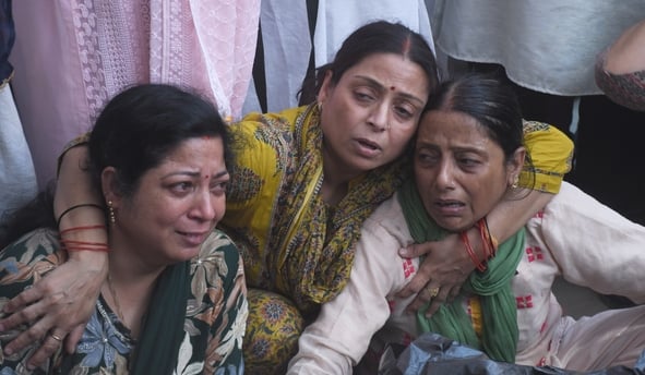 ब्राह्मणी टोला में सोमवार को तीन अर्थियां उठीं तो माहौल गमगीन हो उठा। ब्राह्मणी टोला में सोमवार को तीन अर्थियां उठीं तो माहौल गमगीन हो उठा।